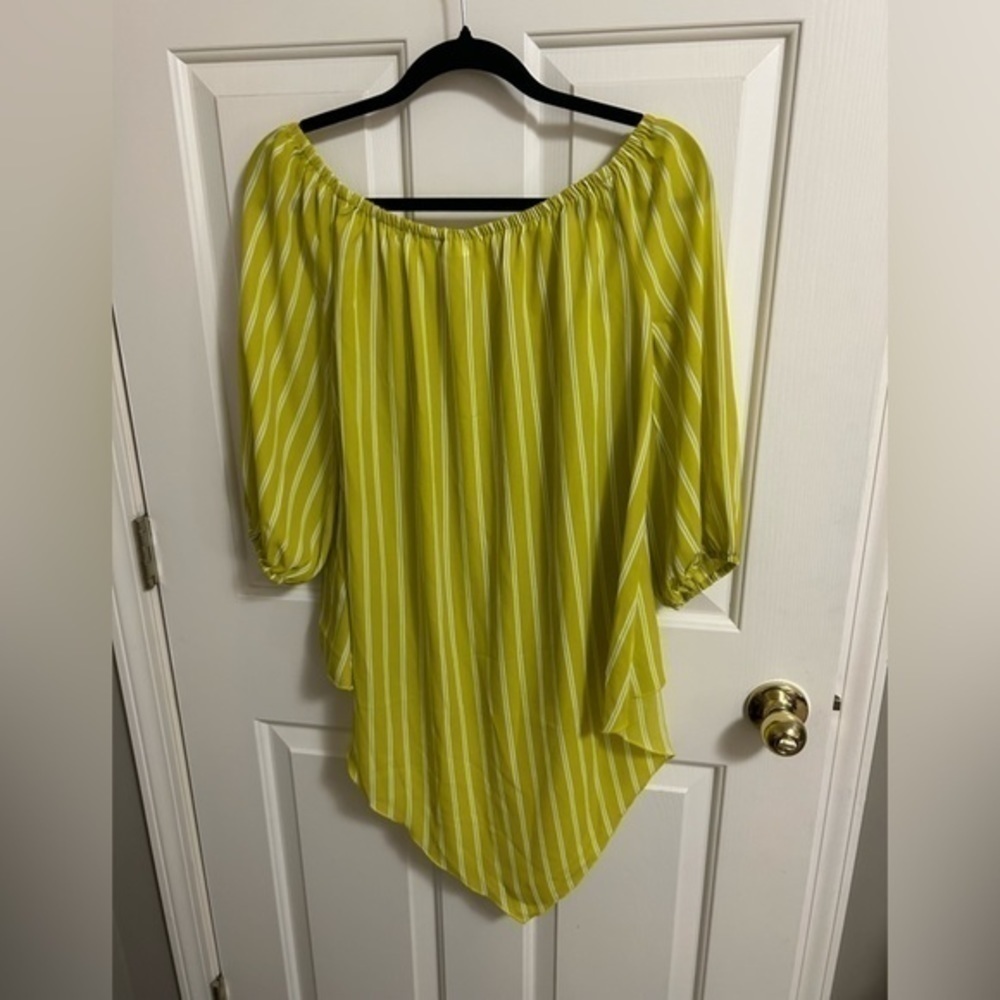 New York & Comp. Green Hi-Low hem Medium blouse NWT - Picture 2 of 6